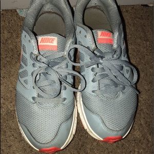 Women’s tennis shoes